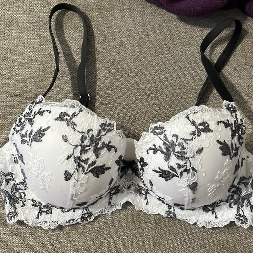 32C Victoria Secret Bra